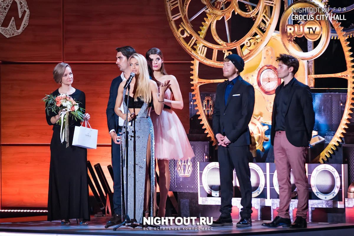 Грандиозная Премия RU.TV - Братья Сафроновы вручили почётную награду Вере Брежневой.