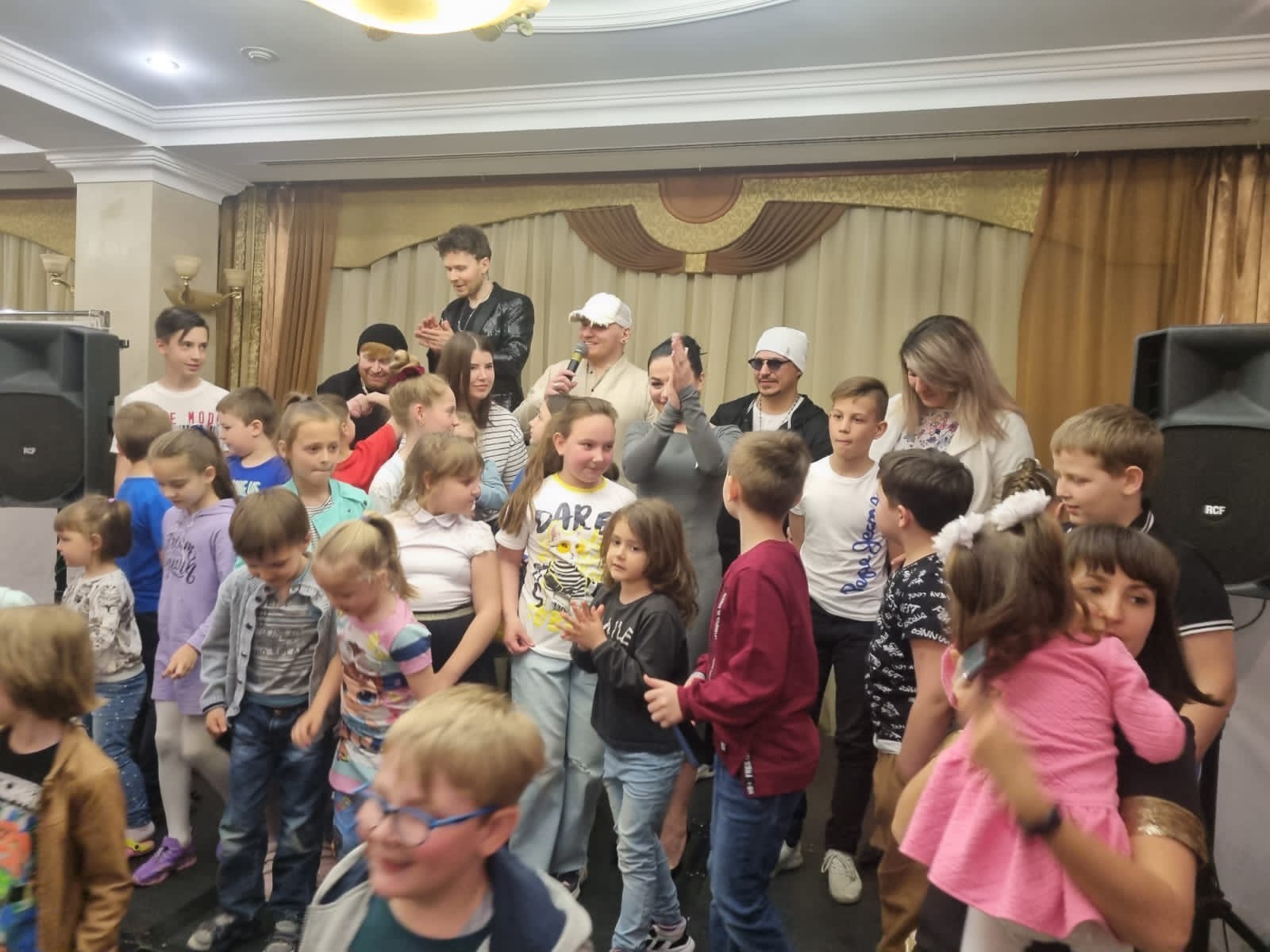 Братья Сафроновы выступили для детишек из детских домов Донбаса и раненных бойцов Армии России